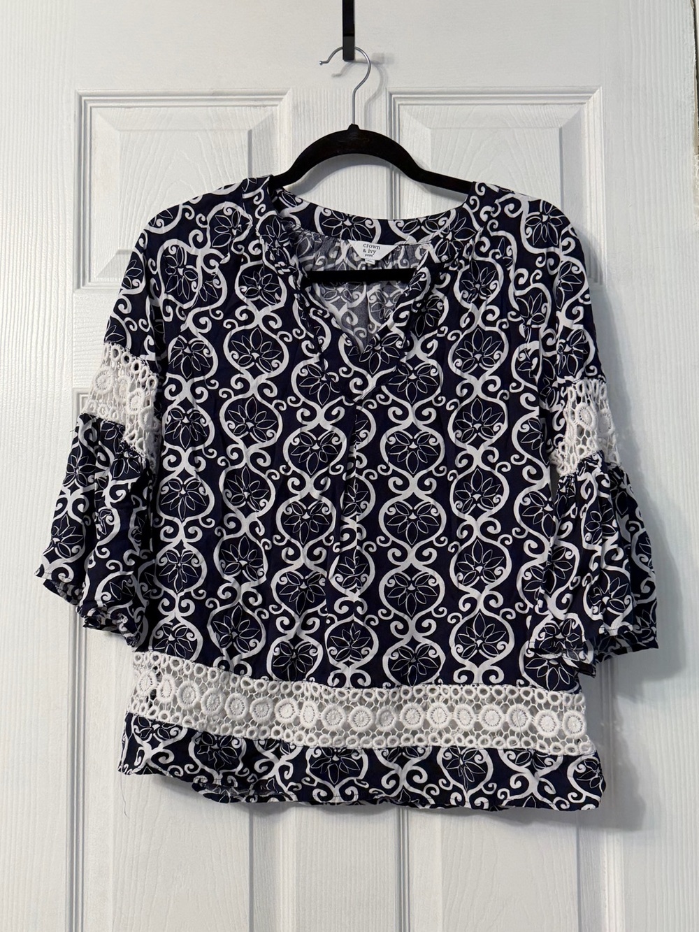 Crown and Ivy blouse with flared sleeves blue and white size petite small